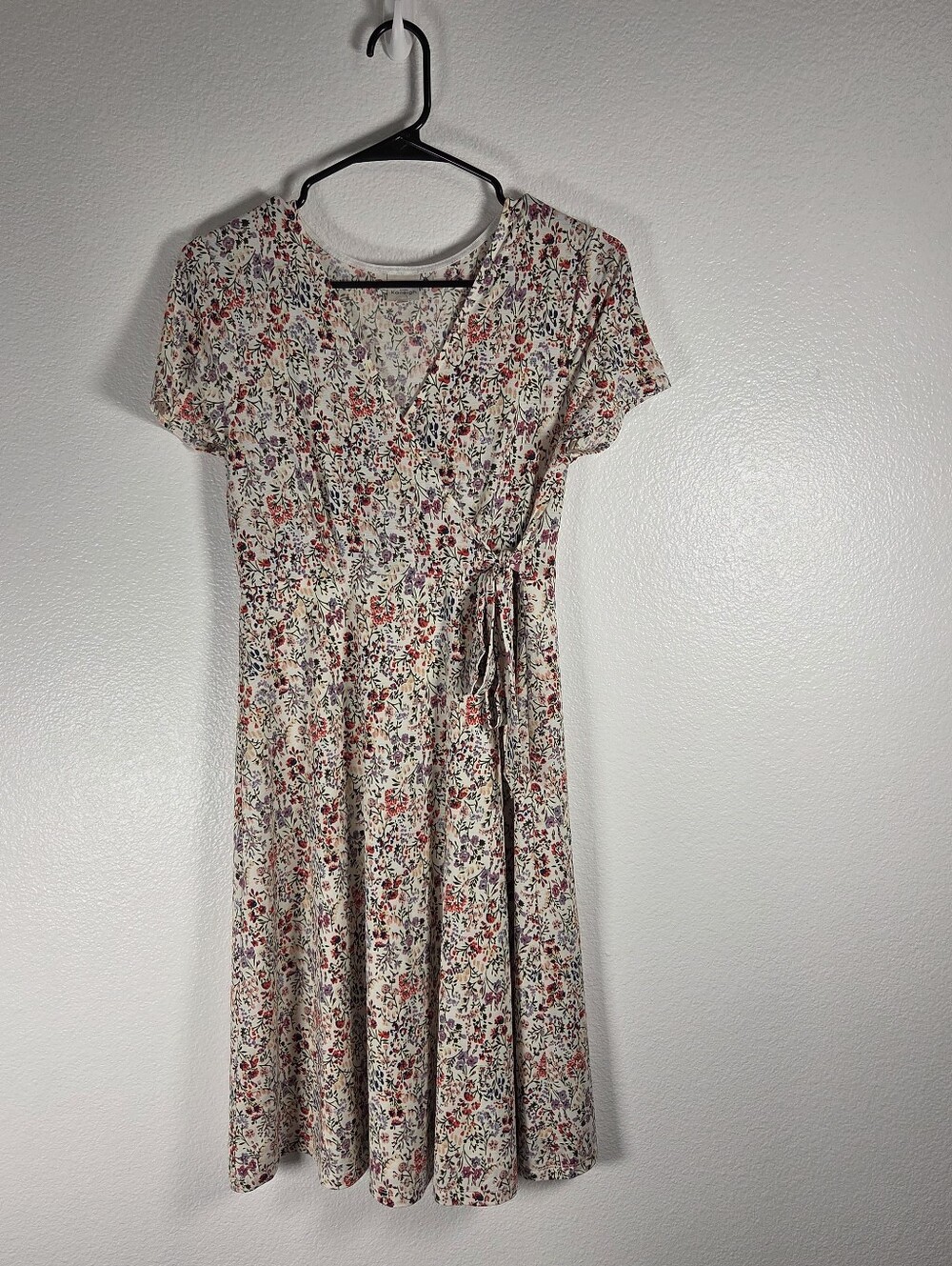 Kaileigh Women's Size Small Cream Floral Wrap Midi Dress with Floral Accents